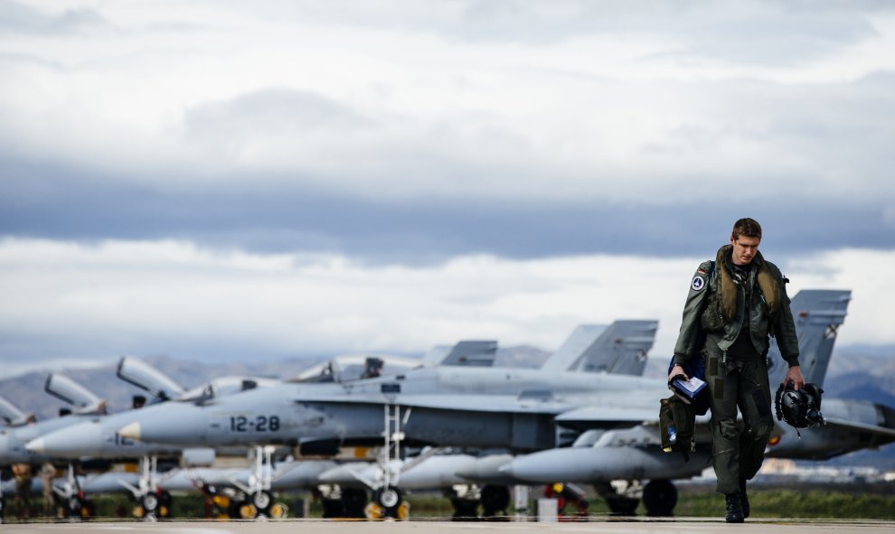 Uno de los pilotos de los seis cazabombarderos F-18 del Ala 12 del Ejército del Aire que han aterrizado hoy en la base aérea malagueña durante la Operación de defensa aérea "Eagle Eye", organizada por el Mando de Defensa y Operaciones Aéreas (MDOA), y qu
