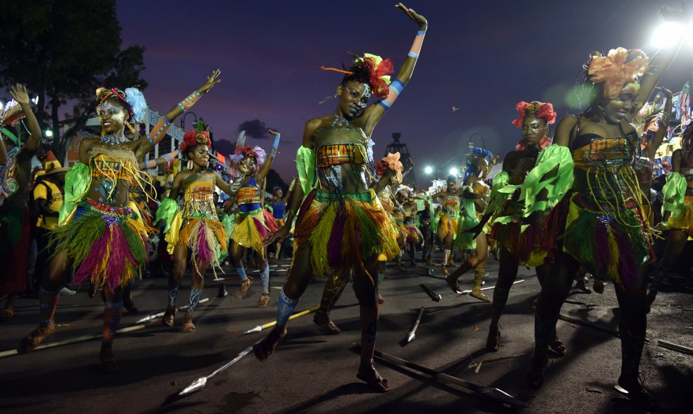 Juerguistas celebran el desfile de Carnaval Nacional el 10 de febrero, 2016 en Port-au -Prince, Haití./AFP