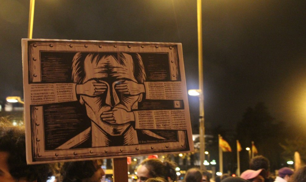 Pancarta en apoyo a los titiriteros encarcelados durante cinco días, en una concentración en el centro de Madrid.