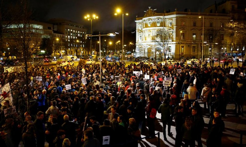 Unas doscientas personas se han concentrado esta tarde en la plaza de Cibeles de Madrid, frente al Ayuntamiento de la capital. - EFE