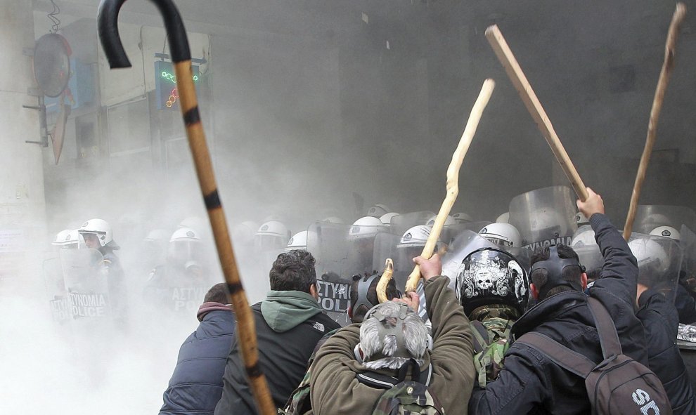 Ganaderos y agricultores se enfrentan a los antidisturbios durante una protesta en Atenas. EFE/Pantelis Saitas