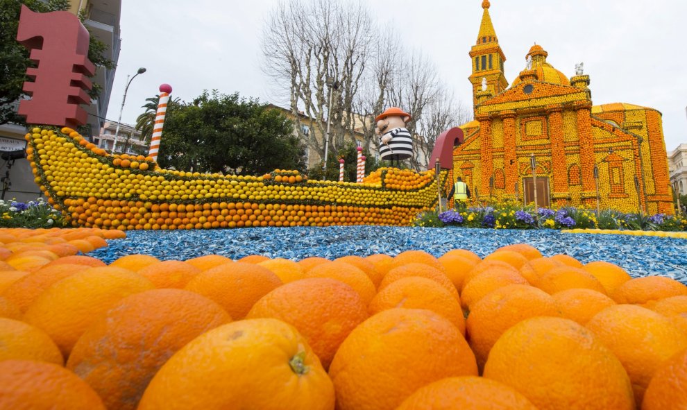 Escultura 'Muerte en Venecia' realizada con limones y naranjas, durante la 83 edición del Festival del Limón que se celebra en Menton, Francia. EFE/Olivier Anrigo