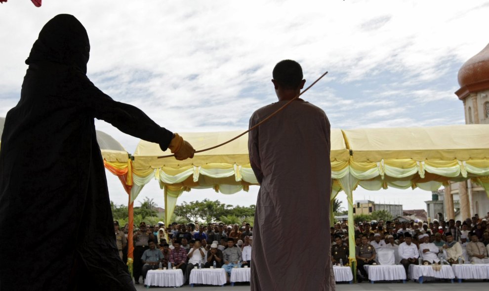 Un hombre recibe varios varazos en público como castigo en Meulaboh, Aceh Occidental, Indonesia. EFE/Hotli Simanjuntak