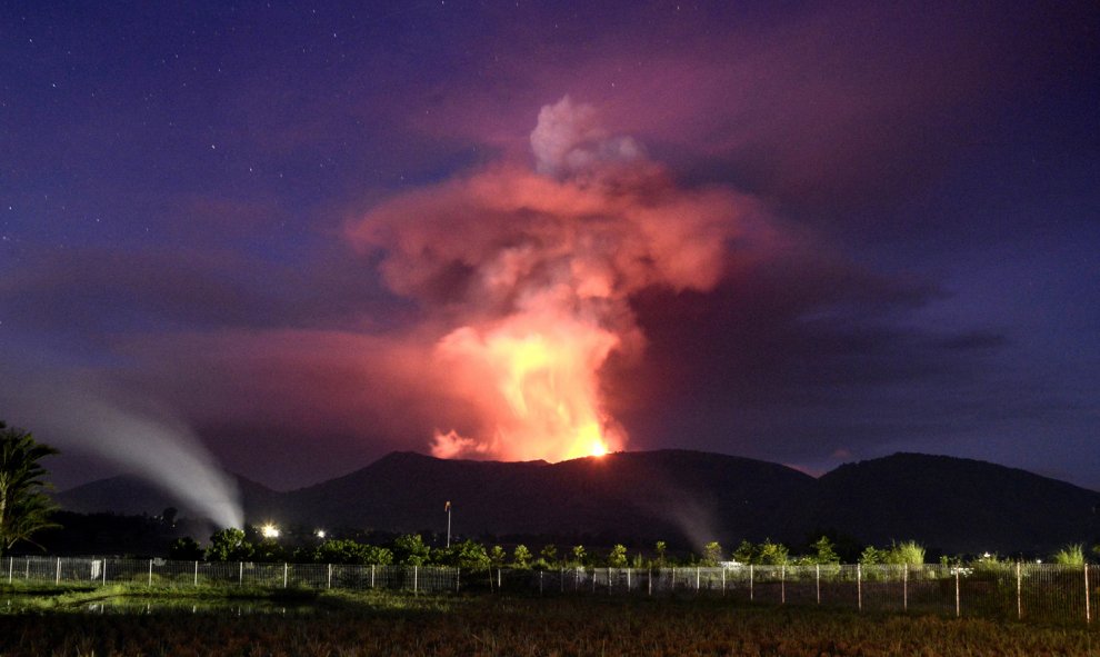 Monte Soputan en erupción visto desde Kawangkoan in Minahasa, en Indonesia. ADI DWI SATRYA/AFP