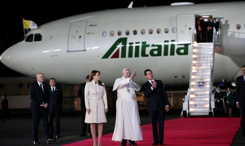 El Papa Francisco a su llegada a México, acompañado por Enrique Peña Nieto, presidente mexicano, y la primera dama, Angelica Rivera. EFE/ALESSANDRO DI MEO