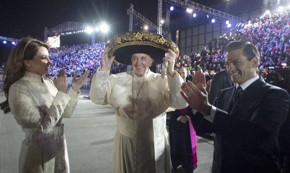 El Papa sonríe con el tradicional sombrero de mariachi. EFE/OSSERVATORE ROMANO
