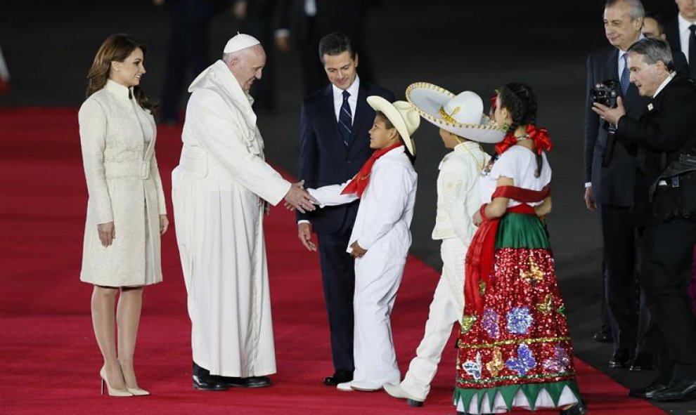 Un grupo de niños mexicanos saludan al papa Francisco a su llegada a México. EFE/José Méndez