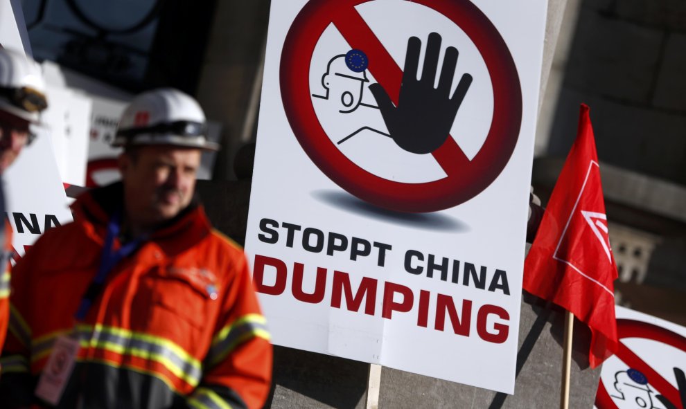 Trabajadores del acero Checa participan en una manifestación en el centro de Bruselas portando pancartas en las que denuncian la pérdida de empleos por el dumping chino. REUTERS