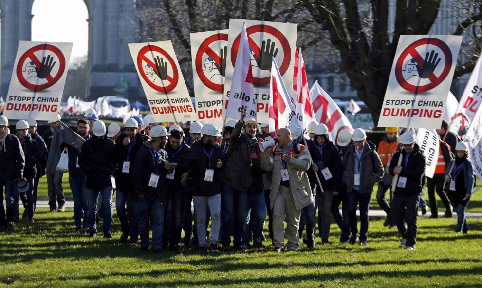 Trabajadores del acero europeos se manifiestan en el centro de Bruselas contra el chino dumping y la amenaza de miles de pérdidas de empleo en el mercado de la UE. REUTERS