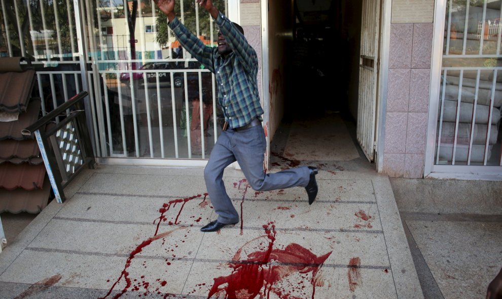 Un manifestante reacciona tras ver a otro manifestante muerto en Kampala, Uganda, 15 de febrero de 2016. REUTERS / Goran Tomasevic