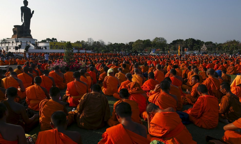 Monjes budistas participan en una protesta contra la interferencia del Estado en los asuntos religiosos en un templo en la provincia de Nakhon Pathom en las afueras de Bangkok, Tailandia, 15 de febrero de 2016. REUTERS / Athit Perawongmetha