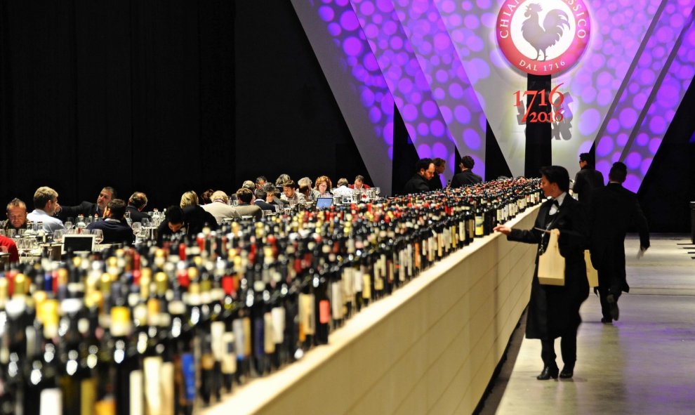Vista general del evento "Colección clásica Chianti" celebrado en Florencia, Italia, hoy 15 de febrero de 2016. Se celebra este año el 300 aniversario de la primera región productora de vino. El vino tinto Chianti es uno de los más famosos del mundo. EFE/