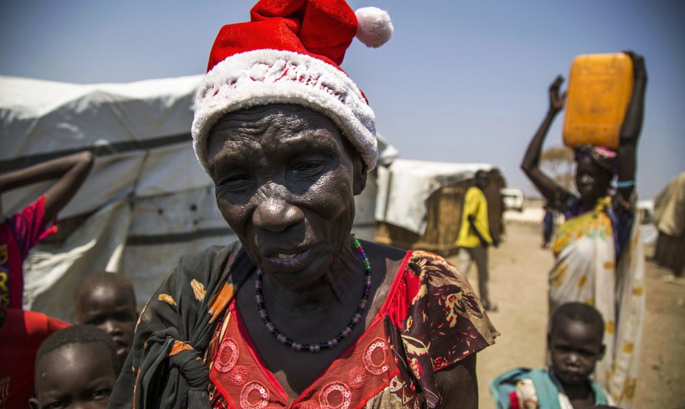 Nyakier Kuong, una mujer desplazada de Bentiu, se encuentra en el sitio de protección de civiles (PoC) en Bentiu, Sudán del Sur. Nyakier, que ha estado viviendo en el PoC desde 2014, recibió este sombrero de su hija las navidades pasadas y lo lleva a pesa