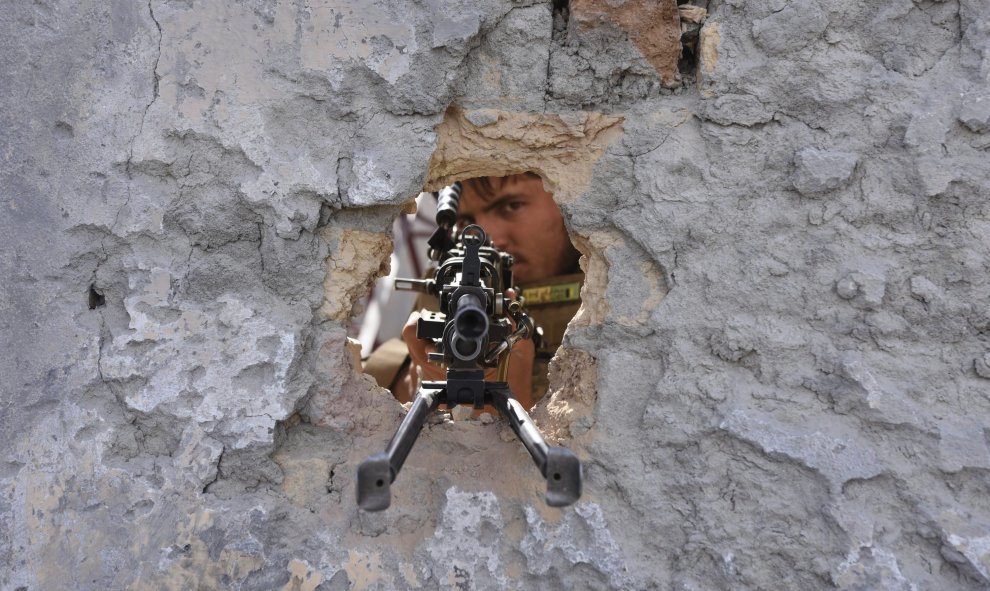 Un militar monta guardia en el distrito de Achin, en la provincia de Nangarhar, Afganistán. EFE/Ghulamullah Habibi