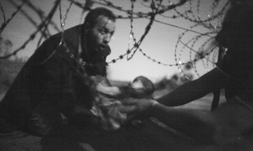 Primer premio de World Press Photo: 'Esperanza en una nueva vida' de Warren Richardson.