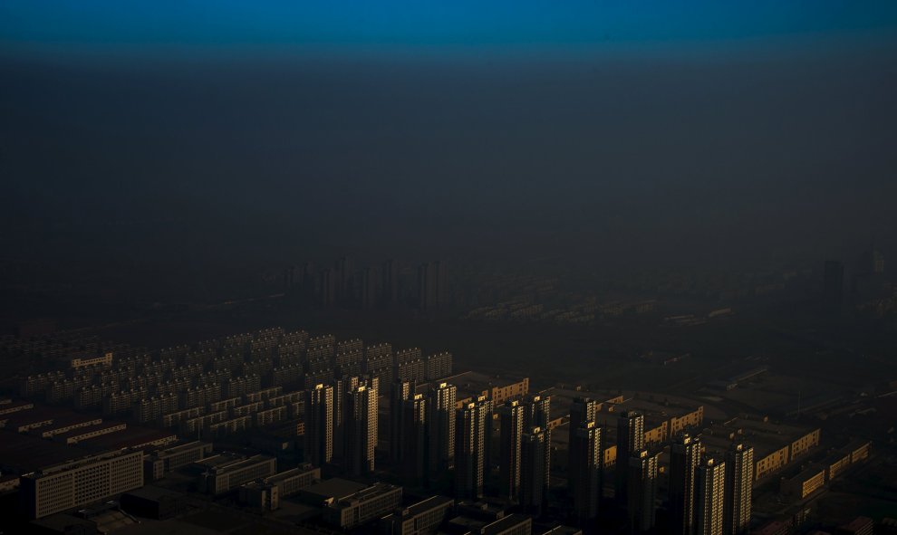 Mejor foto de la sección de Problemas Contemporáneos: 'Niebla en China' de Zhang Lei. REUTERS