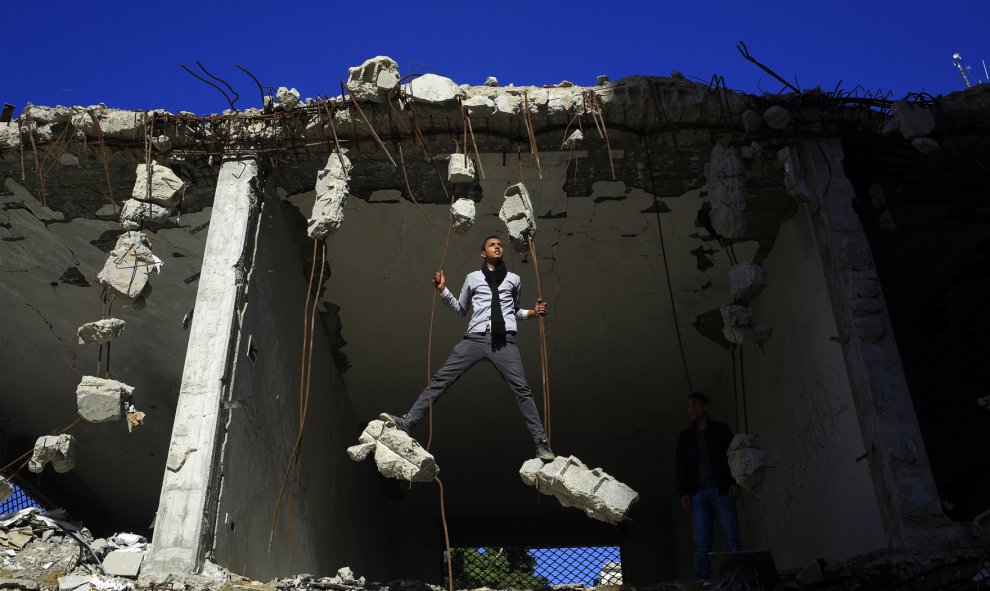 Palestinos juegan en las ruinas de un edificio que fue destruido en 2014  en Gaza. MOHAMMED ABED/AFP