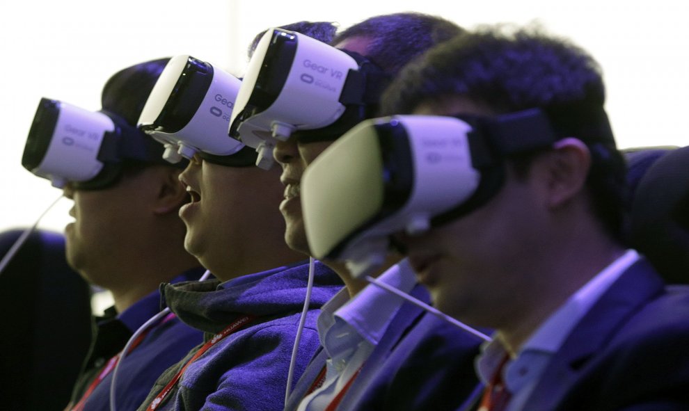 Varios asistentes al Congreso Mundial de Móviles (MWC) que se celebra en el recinto ferial de Gran Vía de L'Hospitalet (Barcelona) prueban el casco de realidad virtual Gear VR de Samsung . EFE
