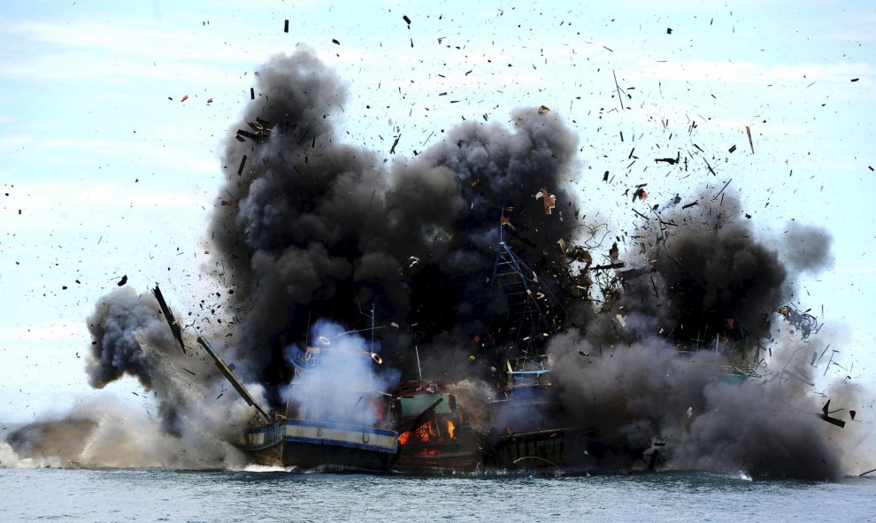 Cuatro de los ocho barcos pesqueros vietnamitas confiscados son destruidos en Mempawah Regency, Kalimantan Occidental, Indonesia.  REUTERS/Jessica Helena Wuysang