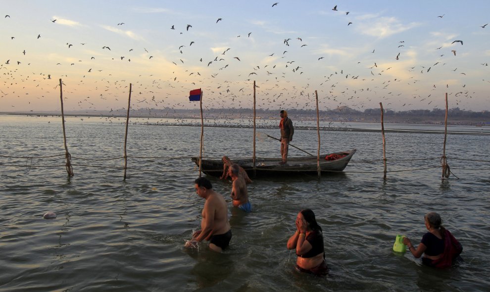 Devotos hindúes toman un baño en Sangam en el último día de la fiesta religiosa anual de Magh Mela en Allahabad, India. REUTERS/Jitendra Prakash