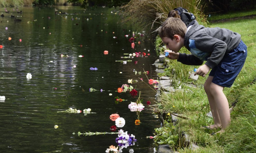 Niños soplan burbujas al lado del río Avon con motivo del quinto aniversario del terremoto de Christchurch. AFP PHOTO/MARTY MELVILLE