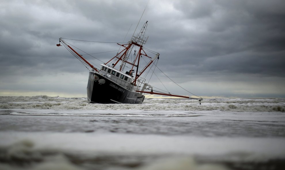 El barco Reina Carolina III se ve en Rockaway, Nueva York 25 de febrero de 2016. Los mares altos y fuertes vientos han varado el barco de pesca comercial y se hundió un barco de la Guardia Costera de Estados Unidos que corrió para ayudar el jueves. No hub