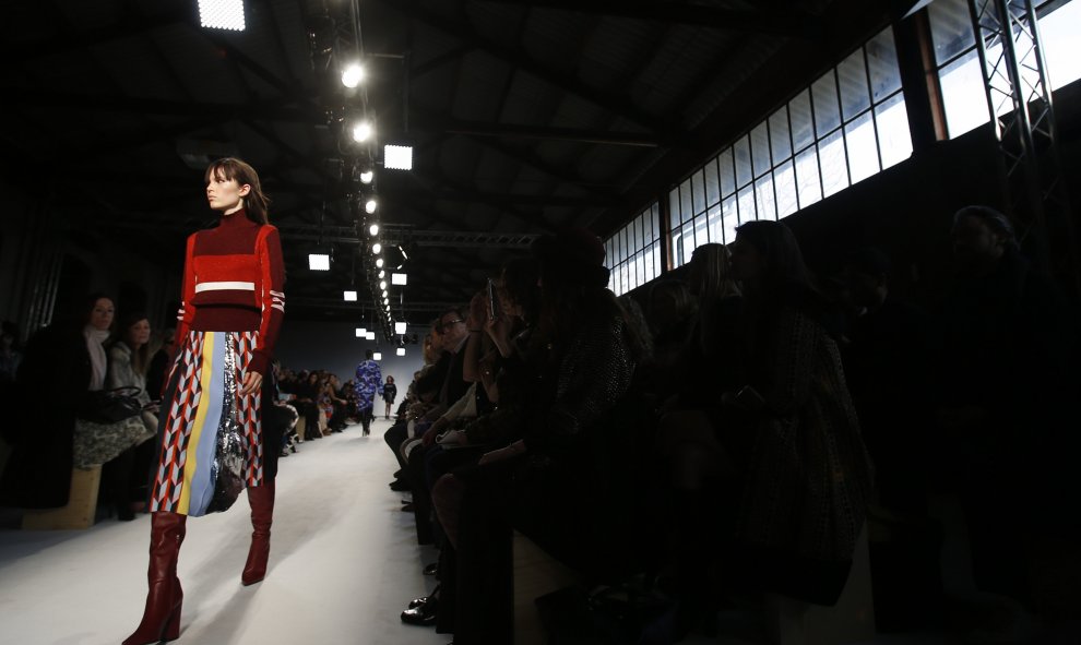 Una modelo presenta una creación de la colección femenina de Emilio Pucci otoño/invierno 2016 durante la Semana de la Moda de Milán, Italia, 25 de febrero de 2016. REUTERS / Alessandro Garofalo