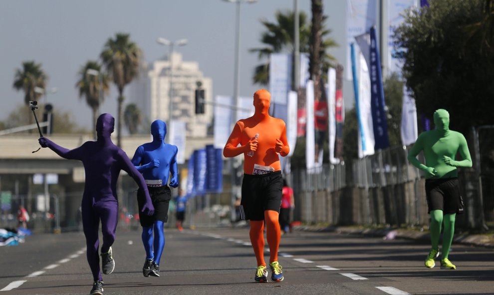 Corredores visitiendo monos de colores participan en una maratón en Tel Aviv. REUTERS/Amir Cohen