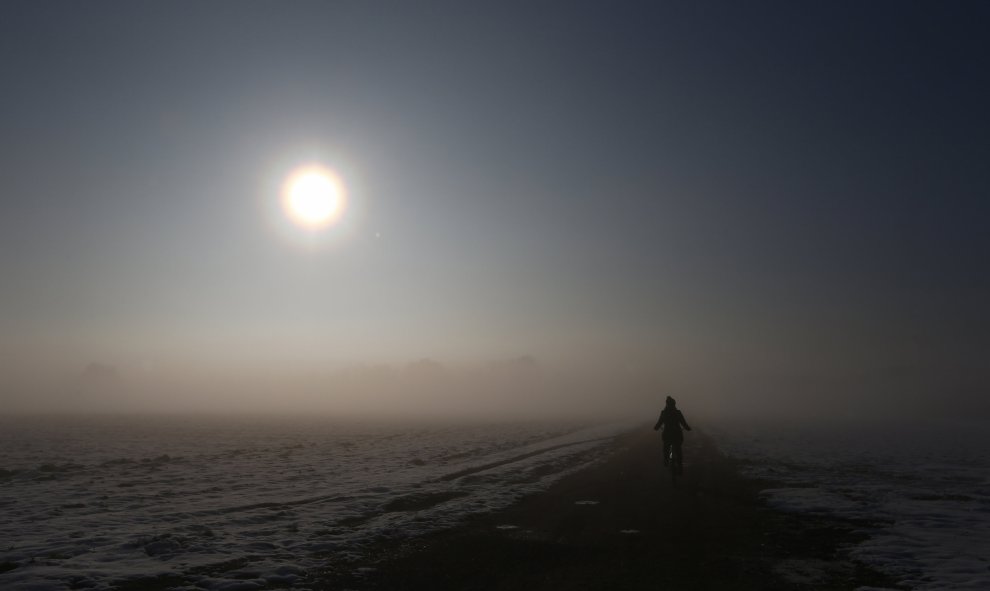 Un ciclista durante primera hora de la mañana en Olching hacia el oeste de Munich, Alemania. REUTERS/Michaela Rehle