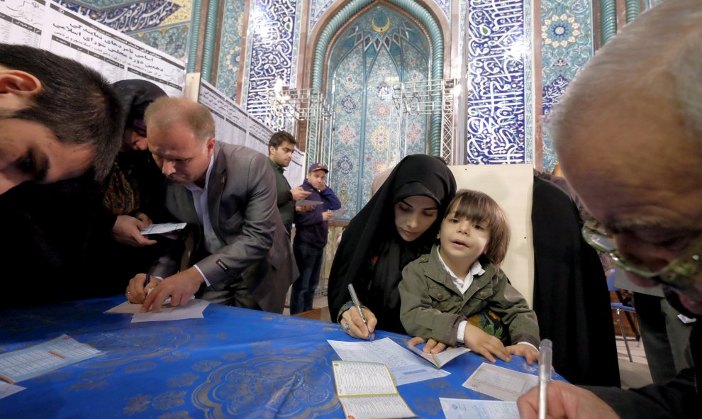 Iraníes rellenan sus papeletas durante las elecciones para el Parlamento y la Asamblea, en Teherán. REUTERS/Raheb Homavandi