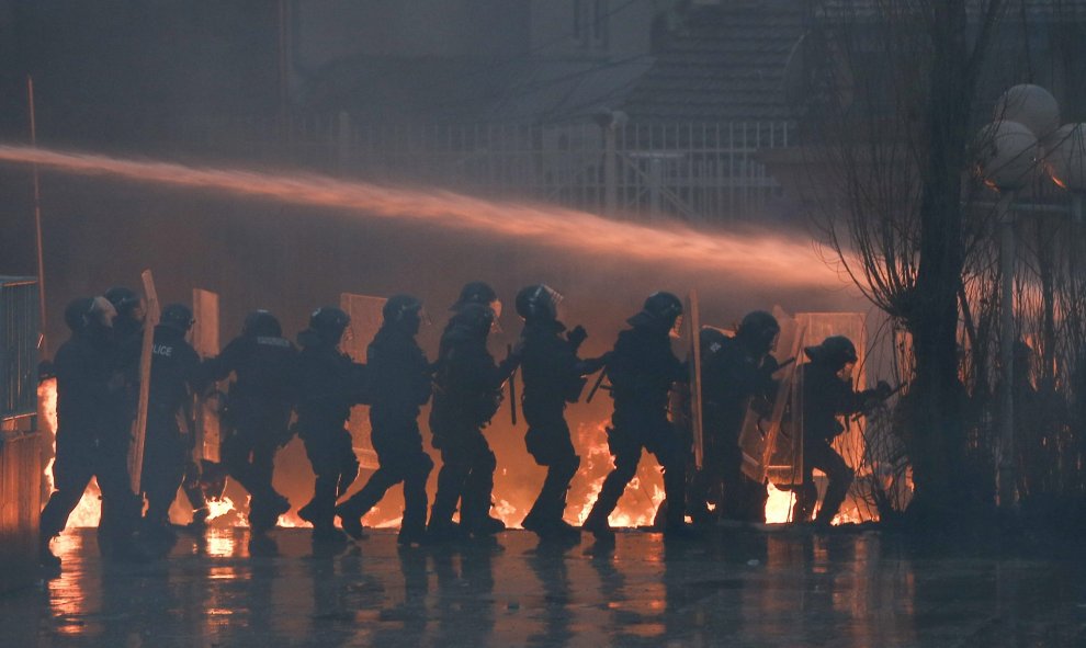 La policía se enfrenta a los seguidores de la oposición kosovar durante una protesta violenta en Pristina, Kosovo. EFE/Valdrin Xhemaj