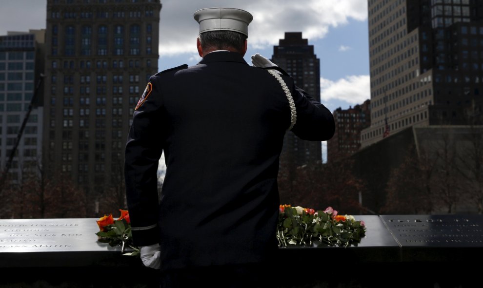 Un miembro del FDNY tras poner una flor durante una ceremonia de conmemoración por el 23 aniversario del atentado del World Trade Center que tuvo lugar de la 1993 en Nueva York. REUTERS/Shannon Stapleton