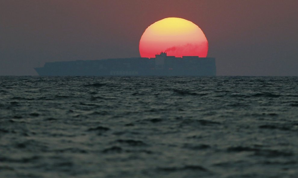 Un barco durante la puesta de sol se pone en Sri Lanka. REUTERS / Dinuka Liyanawatte