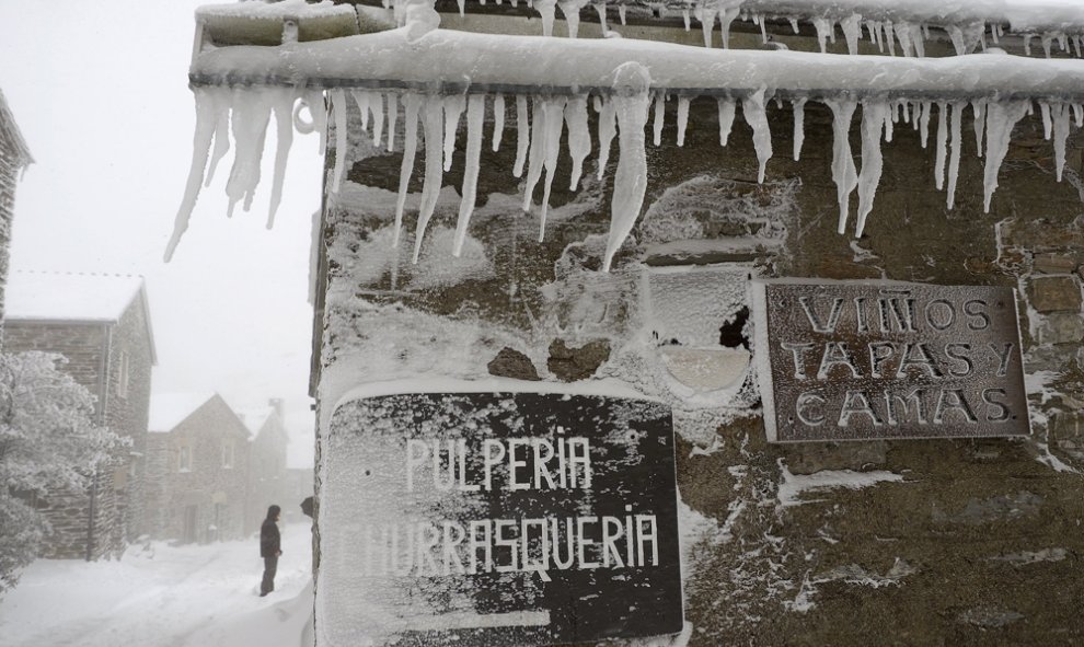 Galicia se encuentra en situación de alerta este fin de semana dominada por el frío polar ante el aviso de nieve, que podría ser de hasta 20 centímetros en zonas montañosas. En la imagen carámbanos en el tejado de un bar del pueblo de O Cebreiro. EFE/Elis