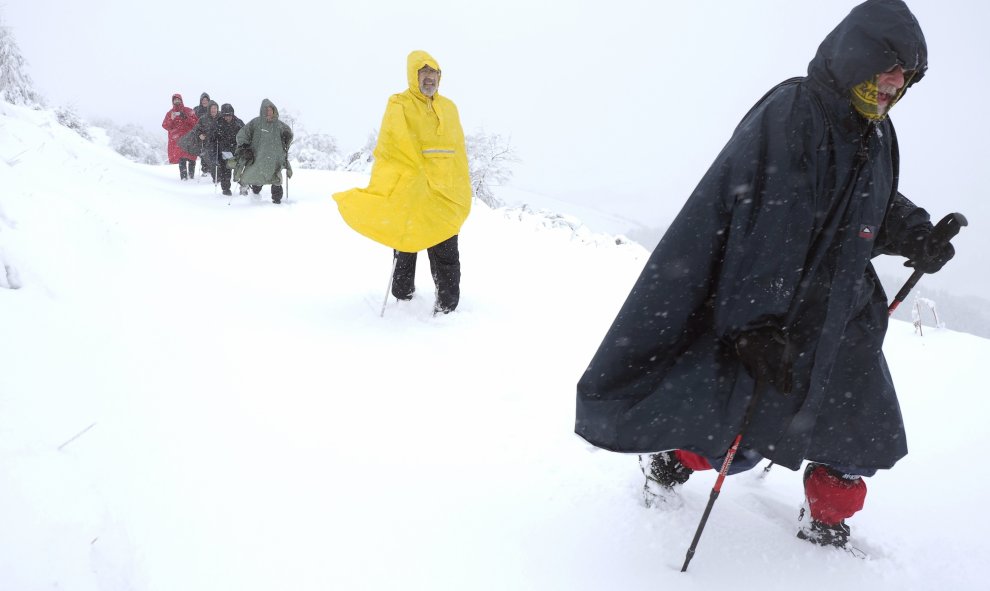 Galicia se encuentra en situación de alerta este fin de semana dominada por el frío polar ante el aviso de nieve, que podría ser de hasta 20 centímetros en zonas montañosas. En la imagen unos peregrinos de la asociacion A Esmorga de Ourense, llegando a O