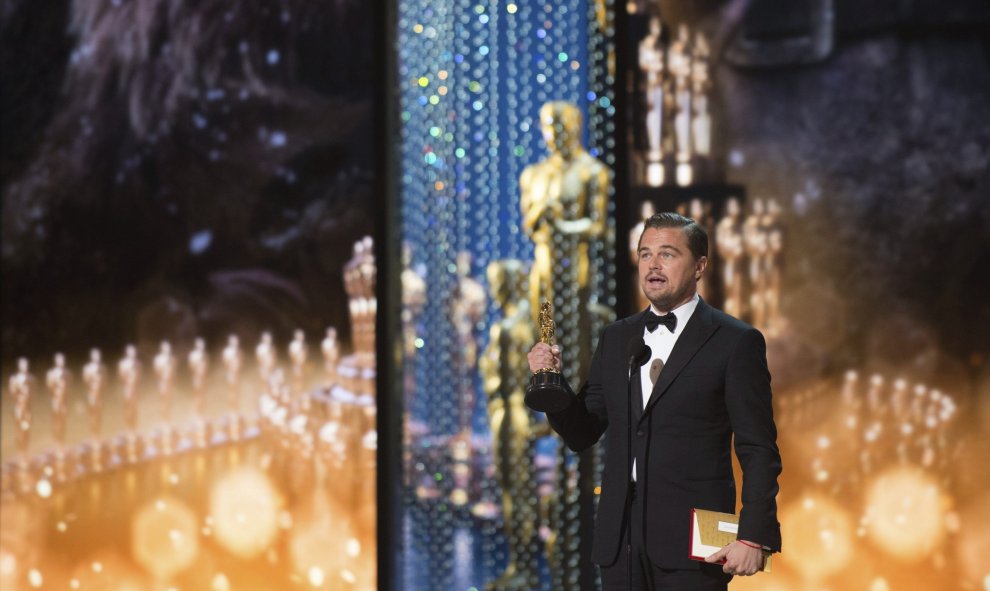 La 88ª edición de los Oscar fue sobre la noche en la que Leonardo DiCaprio se hizo con su ansiado Oscar. DiCaprio se hizo al fin con el premio como mejor actor por su trabajo en El Renacido.- EFE