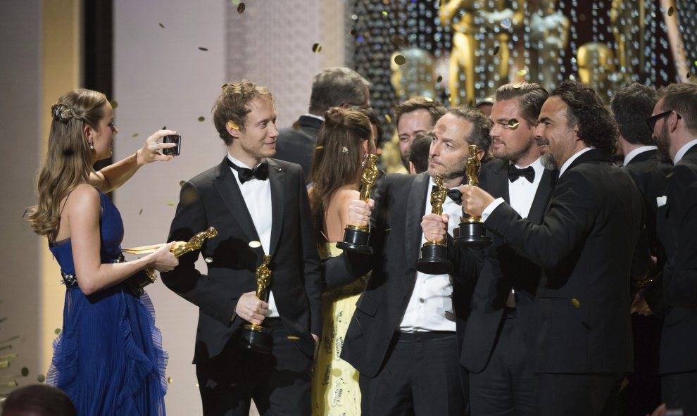 Los ganadores de un Óscar Brie Larson, Laszlo Nemes, Emmanuel Lubezki, Leonardo DiCaprio y Alejandro González Iñarritu (de izquierda a derecha) durante la 88ª edición de la ceremonia de los Óscar.- EFE
