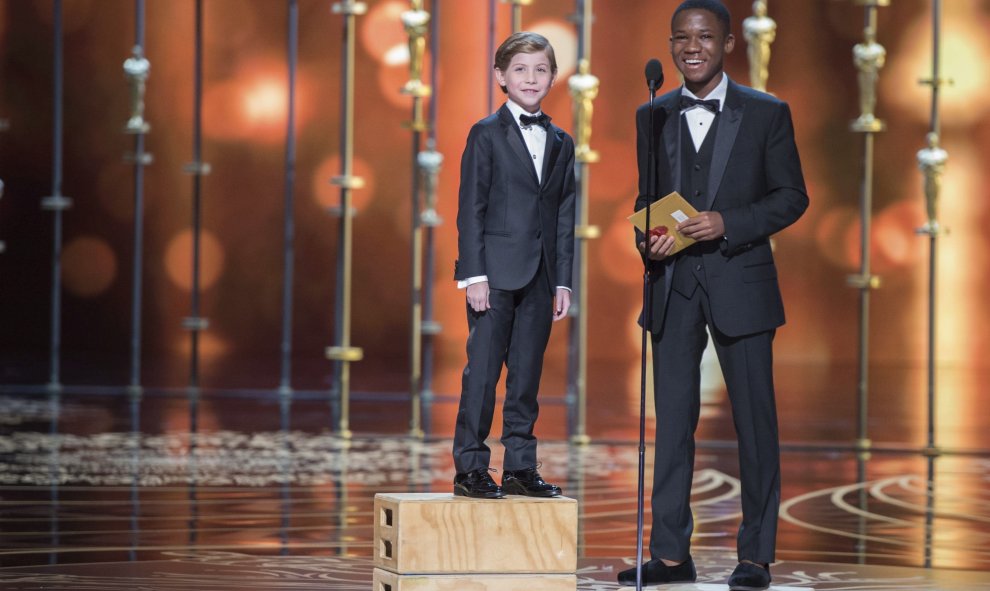 Los jovenes actores Jacob Tremblay (i) y Abraham Attah presentan uno de los galardones durante la 88ª edición de la ceremonia de los Óscar celebrada la noche de ayer.- EFE