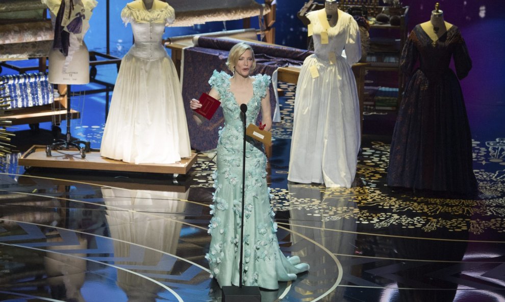 La actriz Cate Blanchett presenta uno de los galardones durante la 88ª edición de la ceremonia de los Óscar celebrada la noche de ayer, 28 de febrero de 2016, en el Teatro Dolby de Hollywood, California (EE.UU.). EFE/Mark Suban/AMPAS