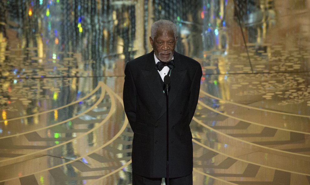 El actor Morgan Freeman anuncia que la cinta "Spotlight" ha ganado el Óscar a mejor película en la 88 edición de los Premios de la Academia de Cine estadounidense (AMPAS) en el Dolby Theatre, Hollywood, California (Estados Unidos) el 28 de febrero de 2016