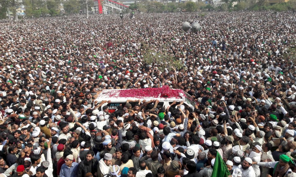 Último adiós a Mumtaz Qadri, el extremista religioso ejecutado por asesinar al gobernador provincial Salam Tasser. Rawalpindi, Pakistán. REUTERS/Faisal Mahmood