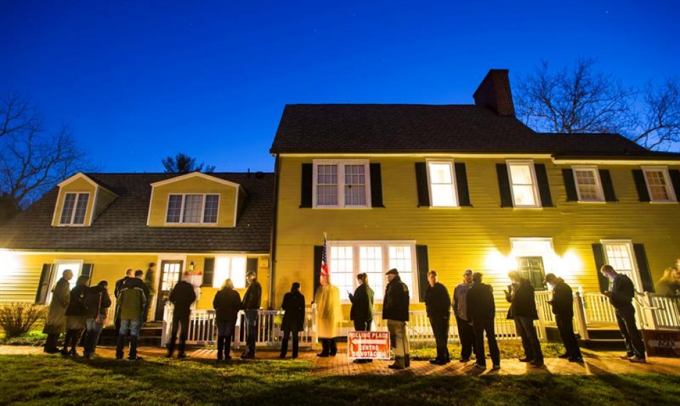 Residentes de Virginia hacen cola al amanecer para votar en el edificio histórico Hunter House en el parque Nottoway, en Vienna, Estados Unidos. EFE/Jim Lo Scalzo