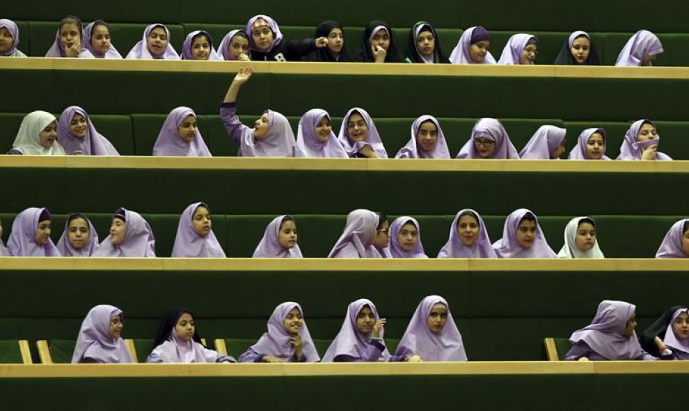 Niñas escolares iraníes asisten a una sesión del Parlamento saliente de Irán en Teherán. EFE/Bedin Taherkenareh