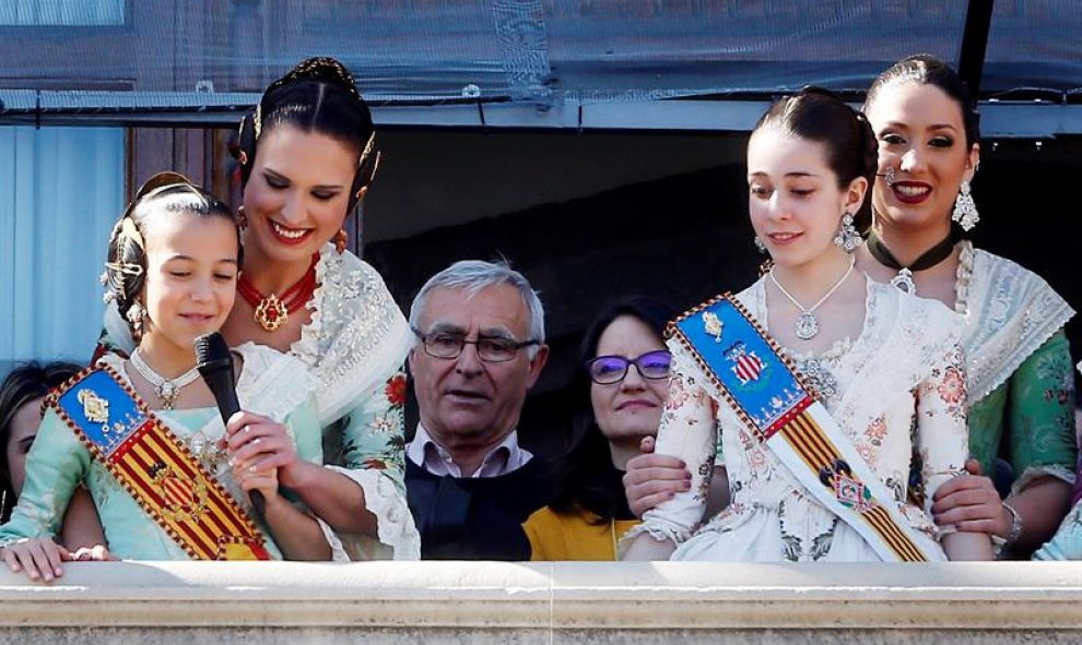 La vicepresidenta de la Generalitat, Mónica Oltra (detrás derecha), y el alcalde de Valencia, Joan Ribó (detrás izquierda), asisten a la primera Mascletá oficial de las Fallas 2016 que se ha disparado este martes en la plaza del Ayuntamiento. EFE/Kai Förs