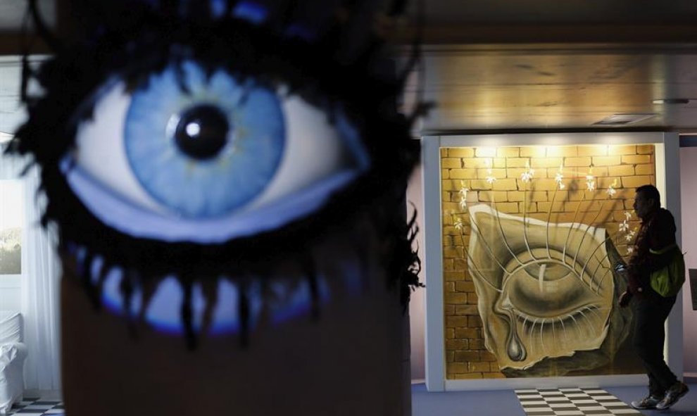 Un visitante observa una de las obras de la exposición 'Salvatore to Dali', del artista español Salvador Dalí en Lieja, Bélgica. EFE/Laurent Dubrule