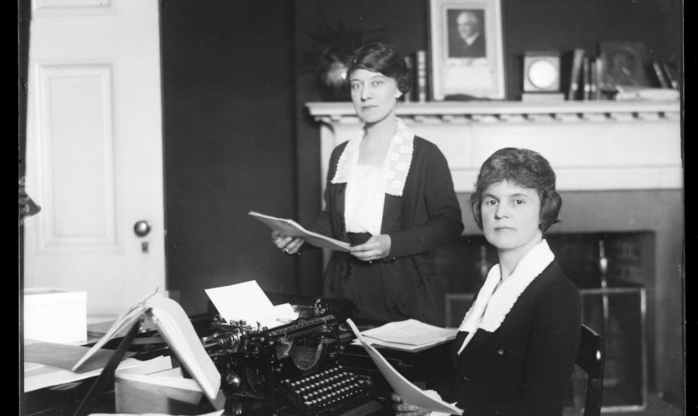 Las mujeres trabajan en una oficina del presidente Warren Harding alrededor del año 1921 a 1923.- REUTERS