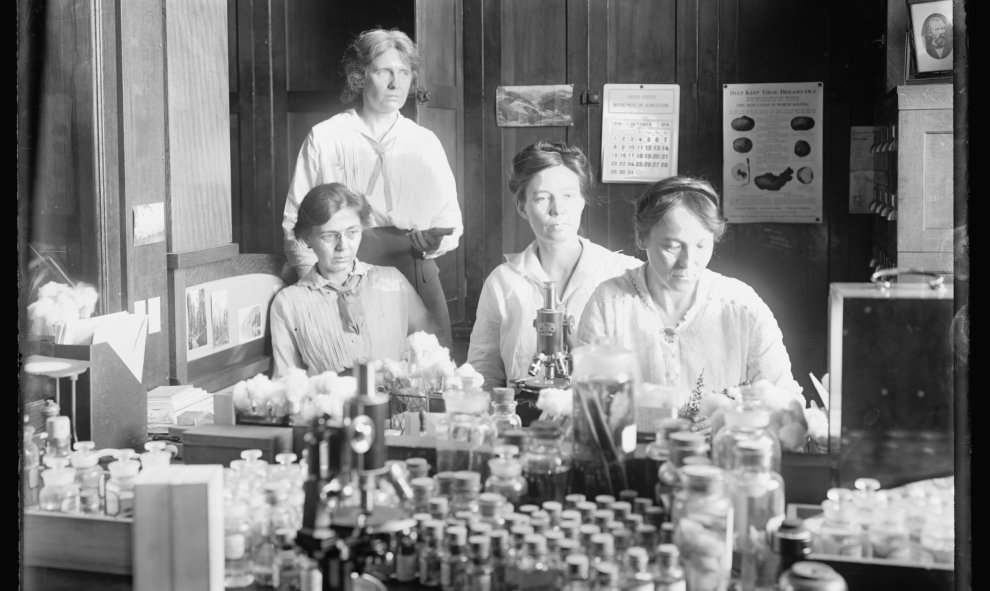 Mujeres científicas, la señorita Nellie A. Brown, la señorita Lucía McCulloch y la señorita Mary K. Bryan en el trabajo en un laboratorio.- REUTERS