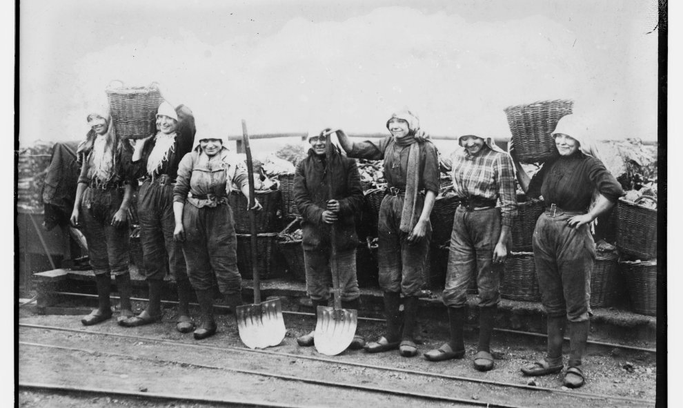 Mujeres belgas trabajadores posan para una fotografía cerca de una mina de carbón.- REUTERS