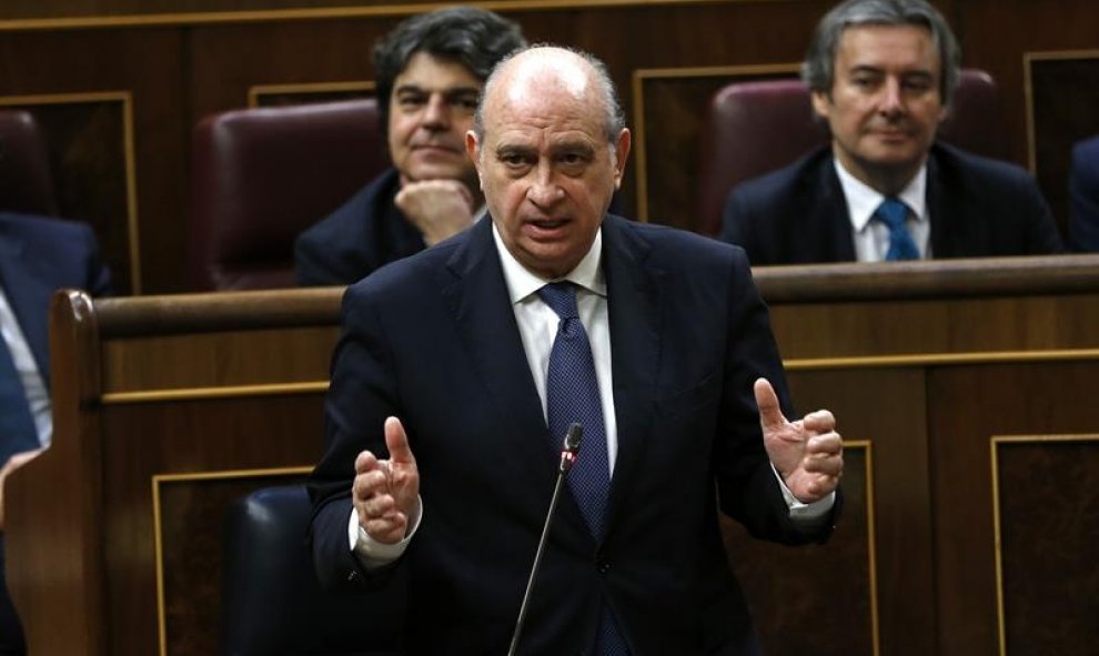 El ministro del Interior, Jorge Fernández Díaz, durante su intervención por alusiones en la segunda sesión del debate de investidura. EFE/Chema Moya