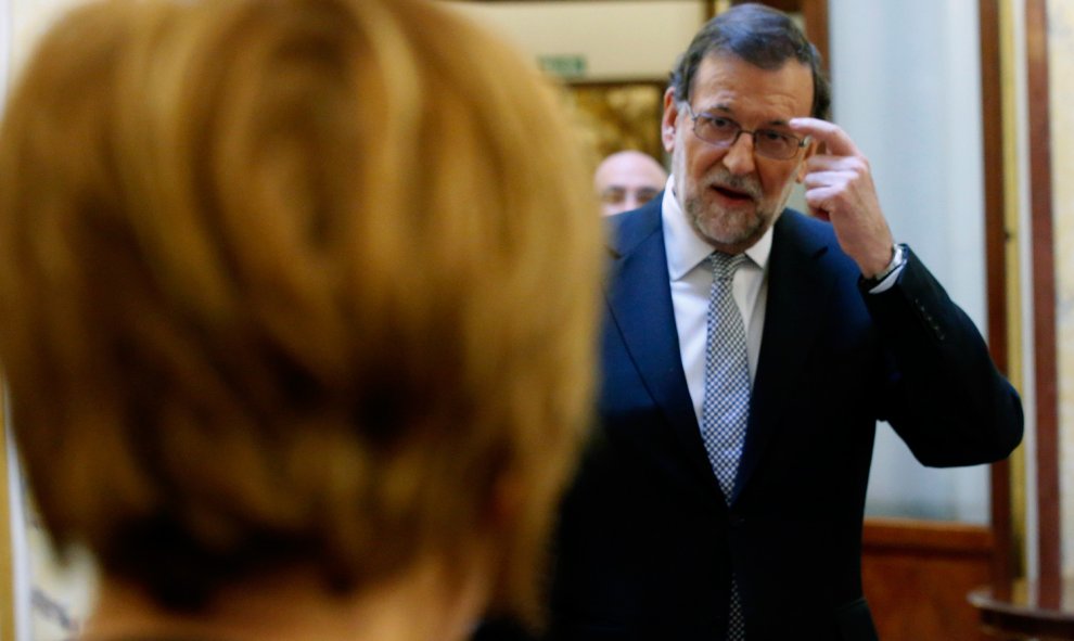 El presidente del Gobierno en funciones, Mariano Rajoy, en los pasillos del Congreso de los Diputados, donde hoy se celebra la segunda jornada del debate de investidura del secretario general del PSOE, Pedro Sánchez. EFE/Zipi